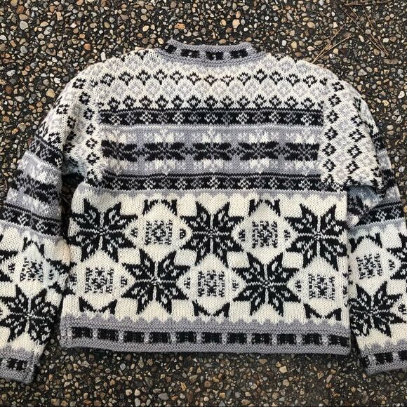 Vintage hand knit Icelandic style snowflake sweater short length L M - Picture 3 of 4
